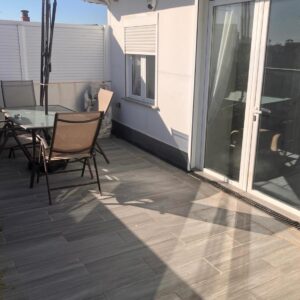 Ático reformado con terraza de 25 m² y 2 habitaciones