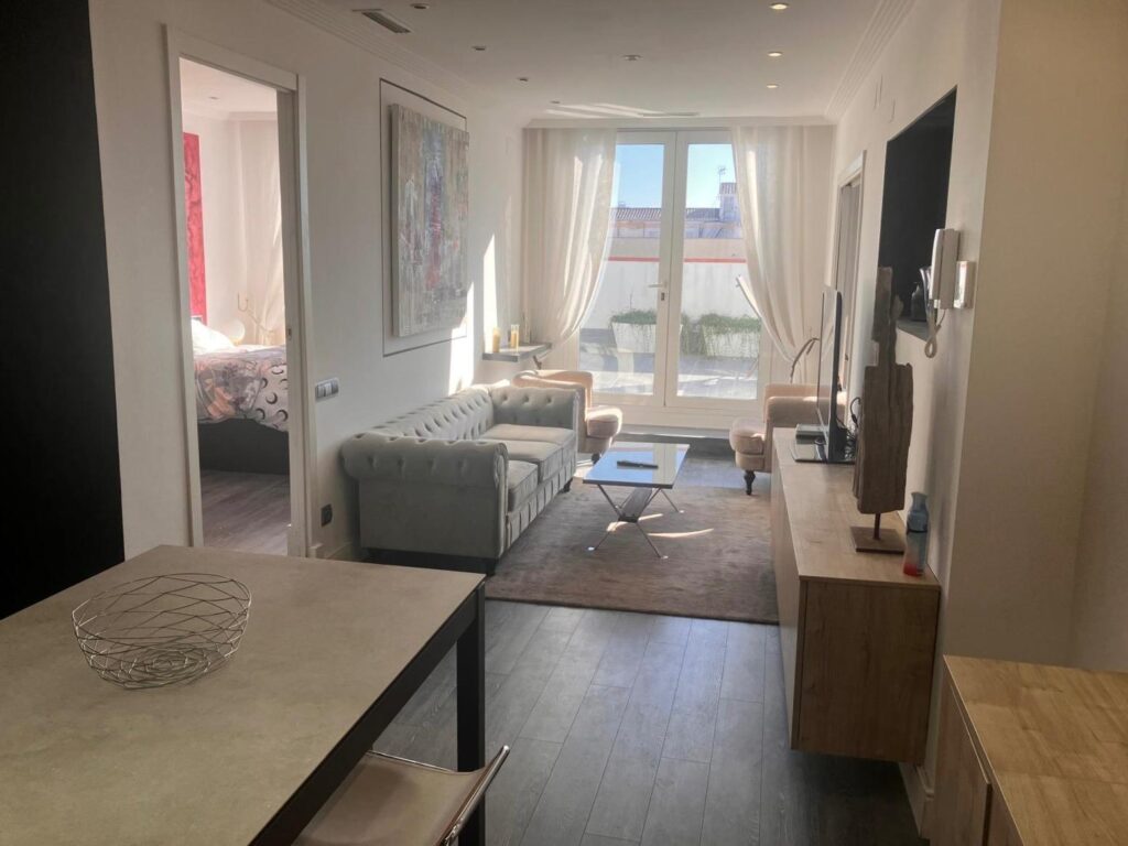 Ático reformado con terraza de 25 m² y 2 habitaciones