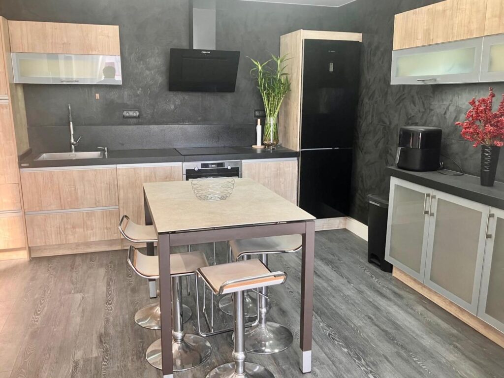 Ático reformado con terraza de 25 m² y 2 habitaciones
