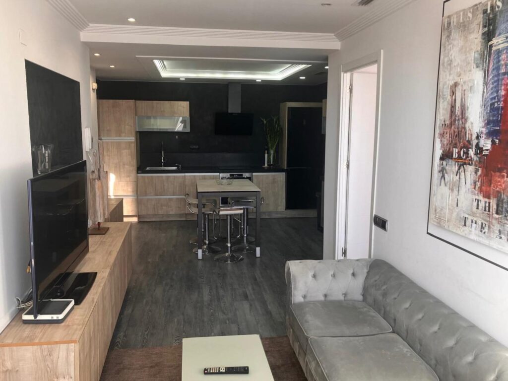 Ático reformado con terraza de 25 m² y 2 habitaciones