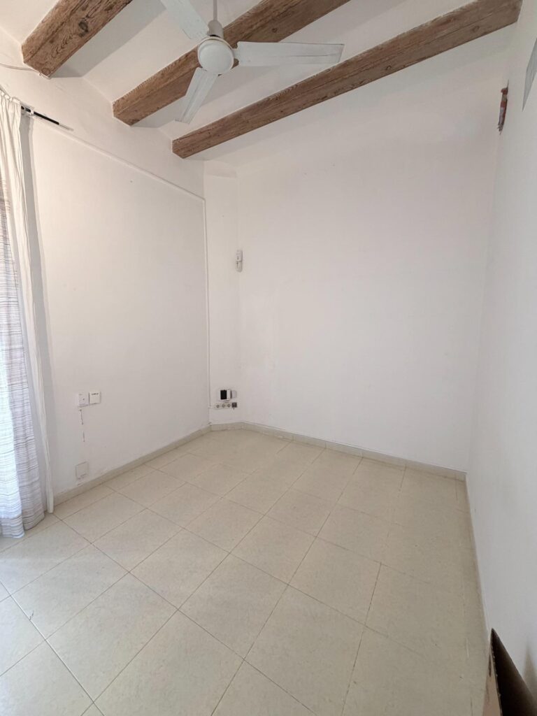 Oportunidad en calle Blai: Balcón y doble orientación