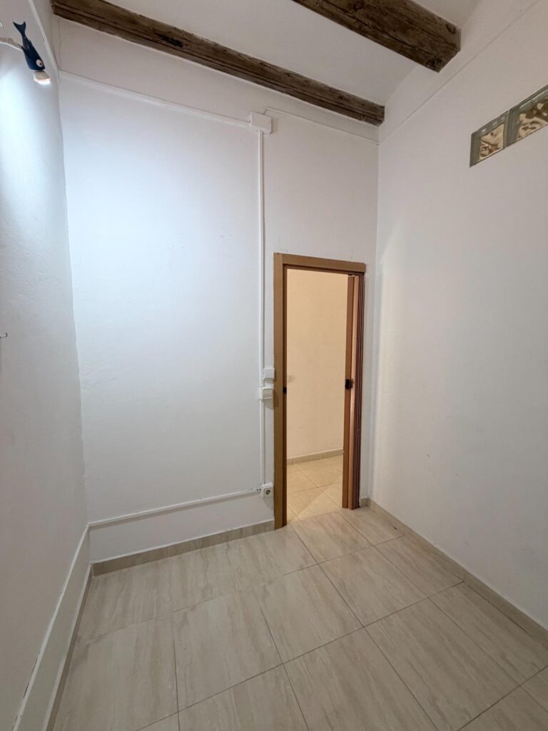 Oportunidad en calle Blai: Balcón y doble orientación